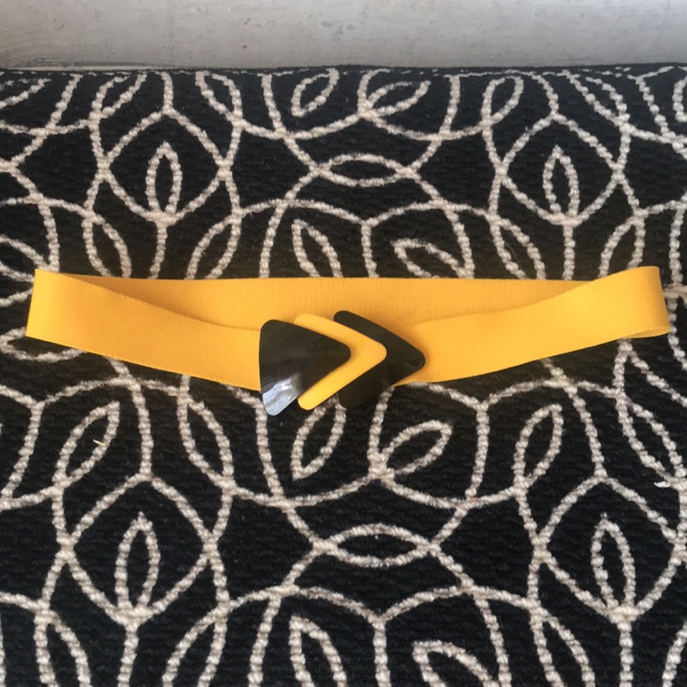 Vintage lucite buckle Black and Yellow stretchy Belt